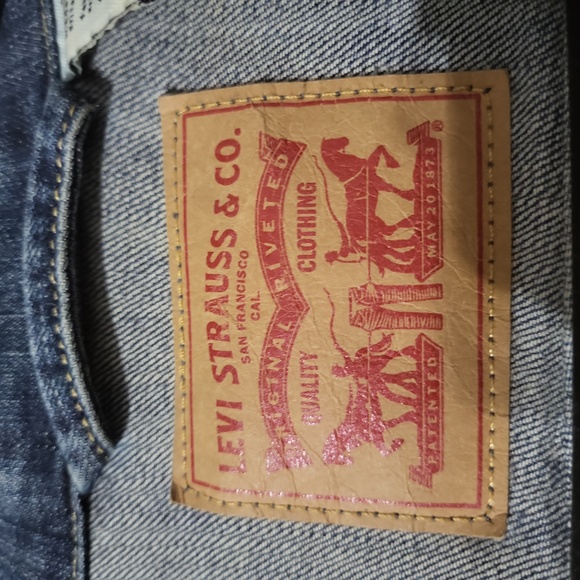 LEVIS WOMENS CUTE JEAN JACKET SIZE M $35 - Picture 3 of 4